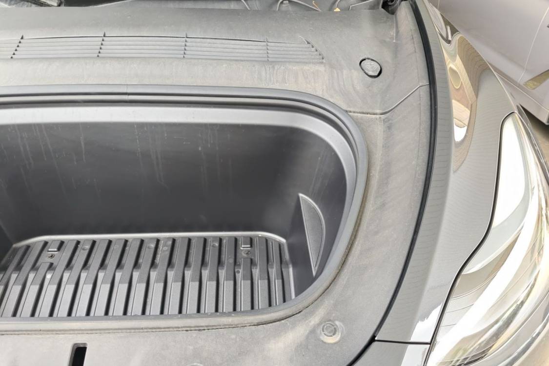 Tesla Model Y 2024 car image #12