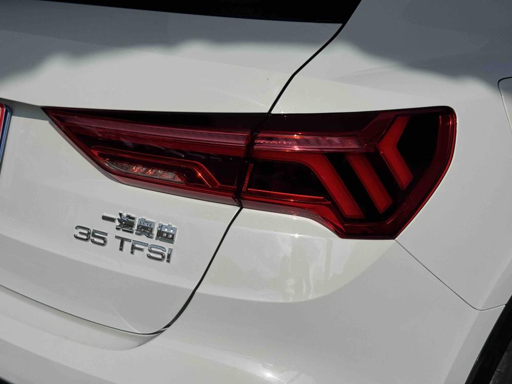 Audi Q3 2022 car image #9