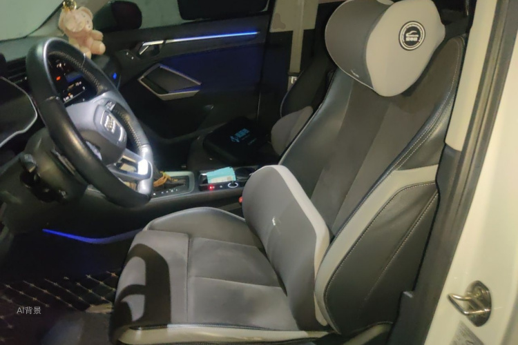 Audi Q3 2019 car image #17