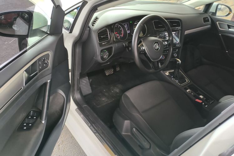 Volkswagen Golf 2020 car image #12