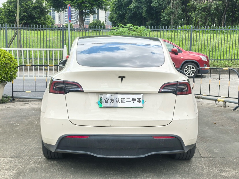 Tesla Model Y 2023 car image #8