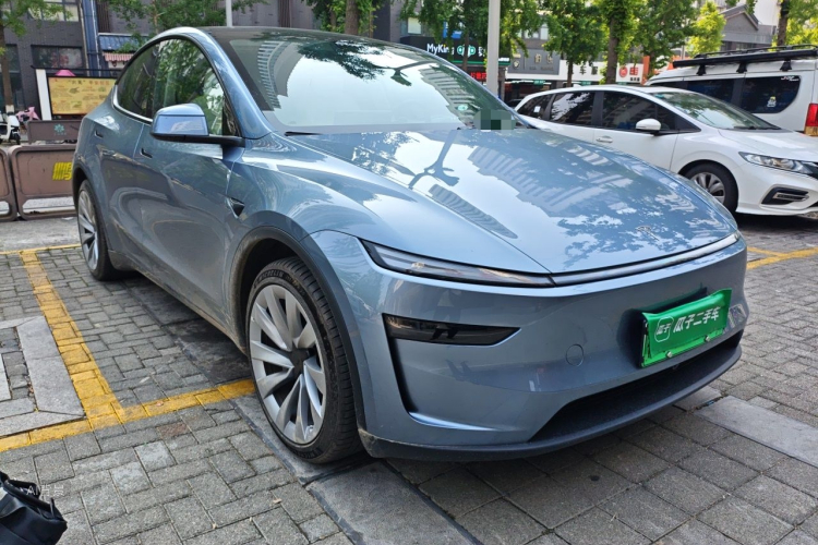 Tesla Model Y 2025 #4 Tesla Model Y 2025 car image #4