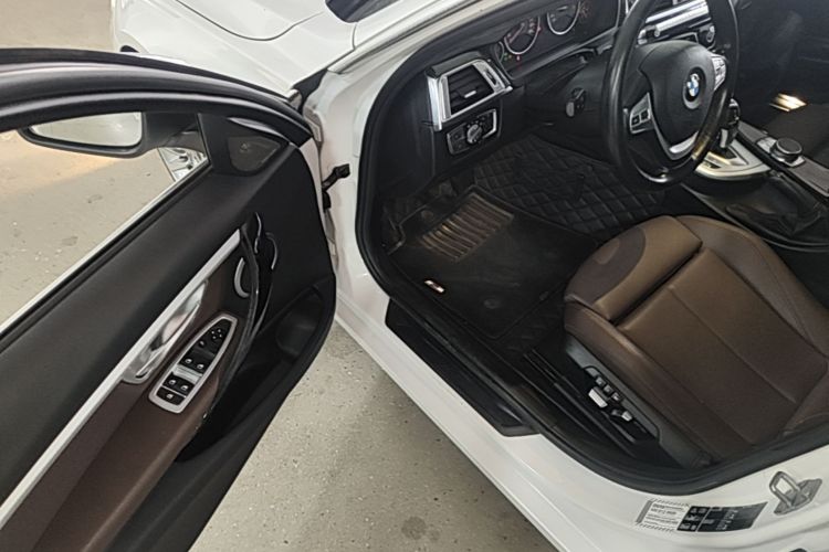 BMW 3 Series 2019 car image #12