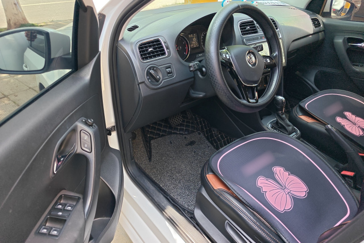 Volkswagen Polo 2017 car image #16