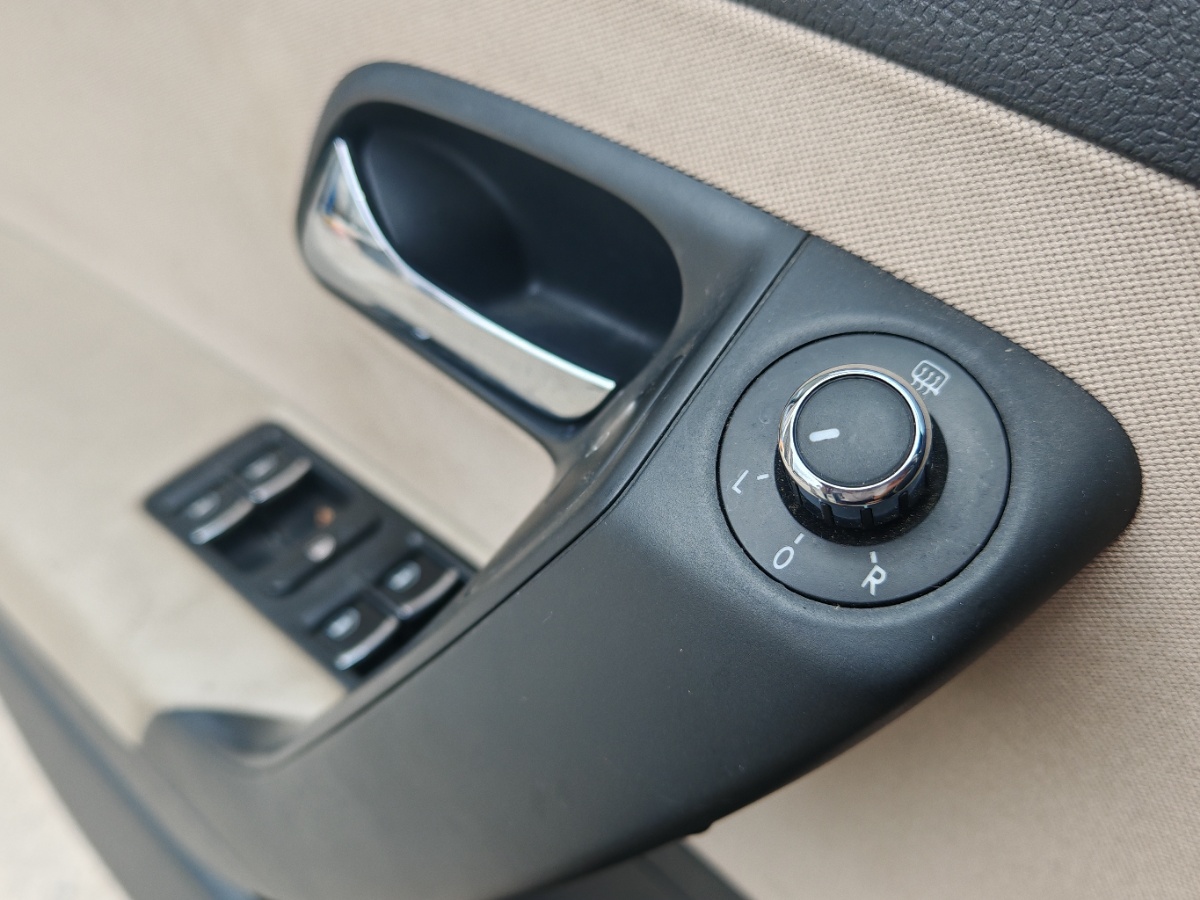 Volkswagen Polo 2012 car image #8