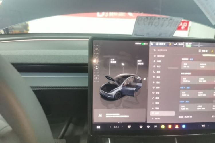 Tesla Model Y 2025 #14 Tesla Model Y 2025 car image #14