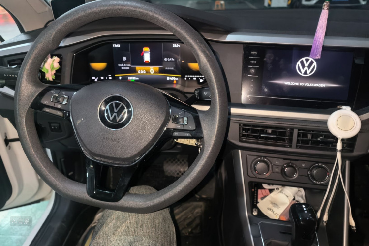 Volkswagen Polo 2023 car image #12