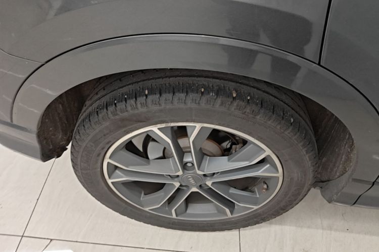 Audi Q3 2020 car image #10