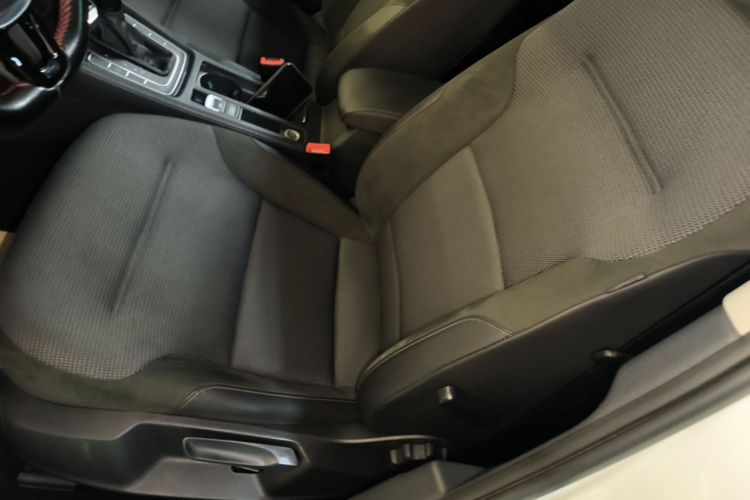 Volkswagen Golf 2020 car image #15