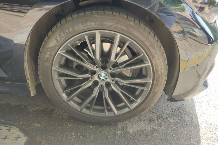 BMW 3 Series 2019 car image #9