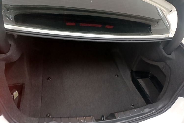 BMW 3 Series 2018 car image #19