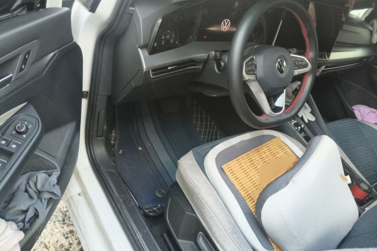Volkswagen Golf 2025 car image #18