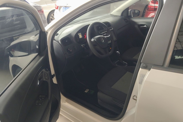 Volkswagen Polo 2017 car image #12