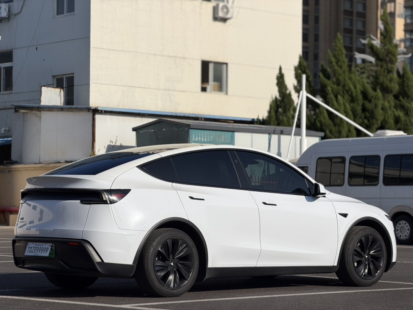 Tesla Model Y 2025 car image #9