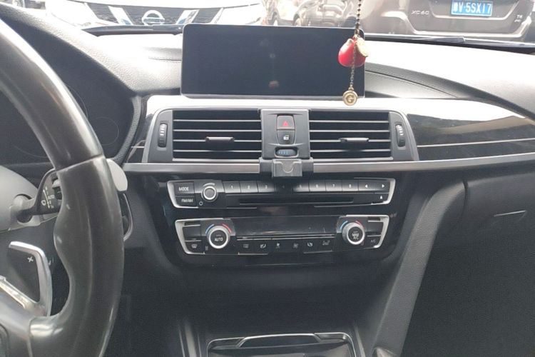 BMW 3 Series 2018 car image #13