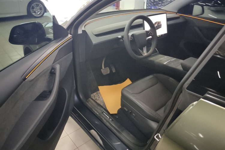 Tesla Model Y 2025 #16 Tesla Model Y 2025 car image #16