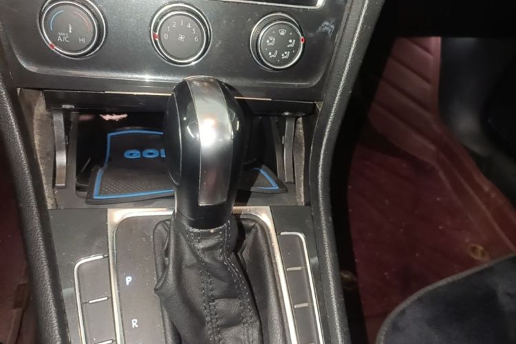 Volkswagen Golf 2019 car image #16