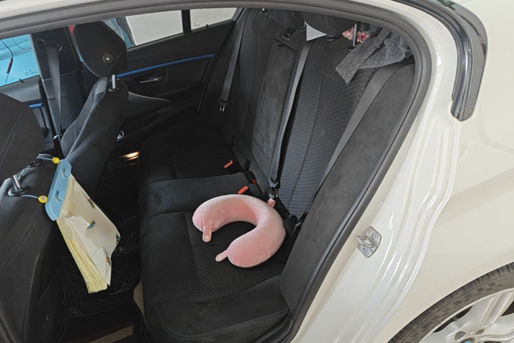 BMW 3 Series 2018 car image #17