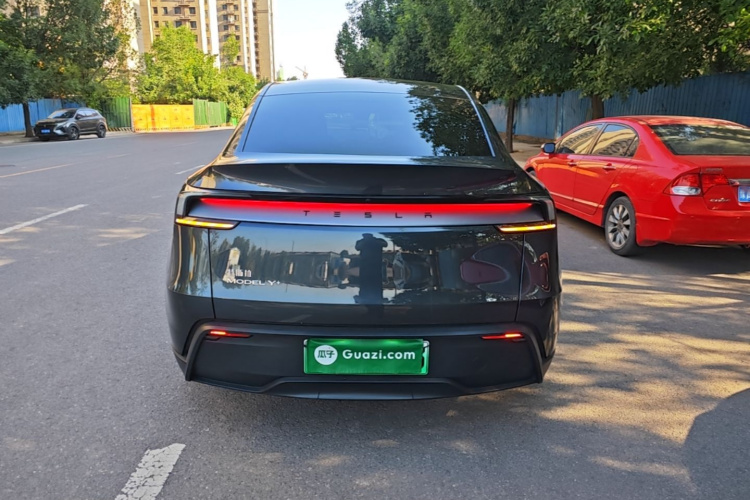 Tesla Model Y 2025 car image #6