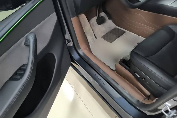 Tesla Model Y 2025 immagine di auto #12