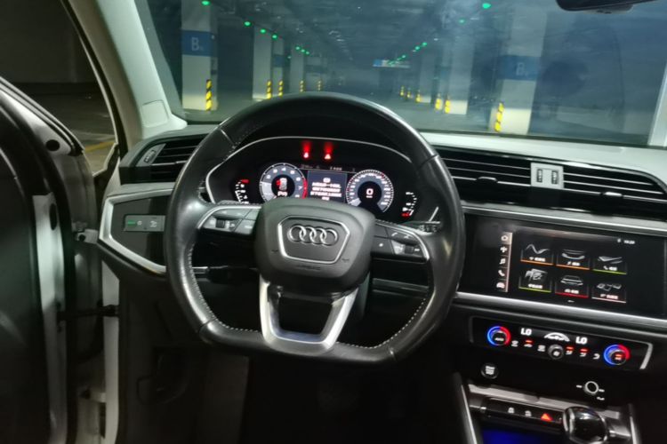 Audi Q3 2020 car image #12