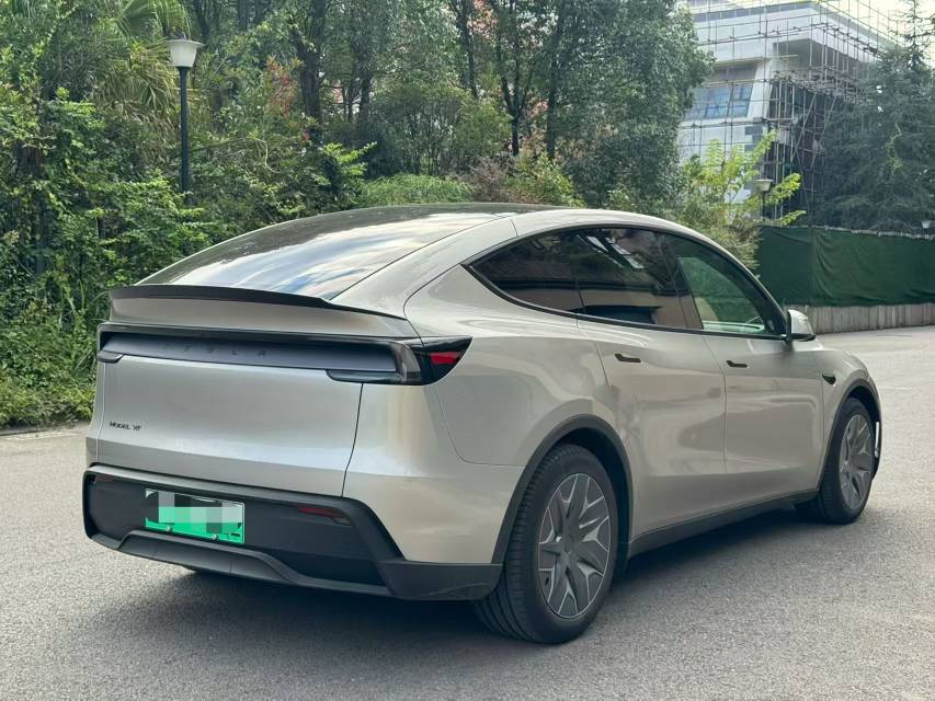 Tesla Model Y L 2026 car image #6