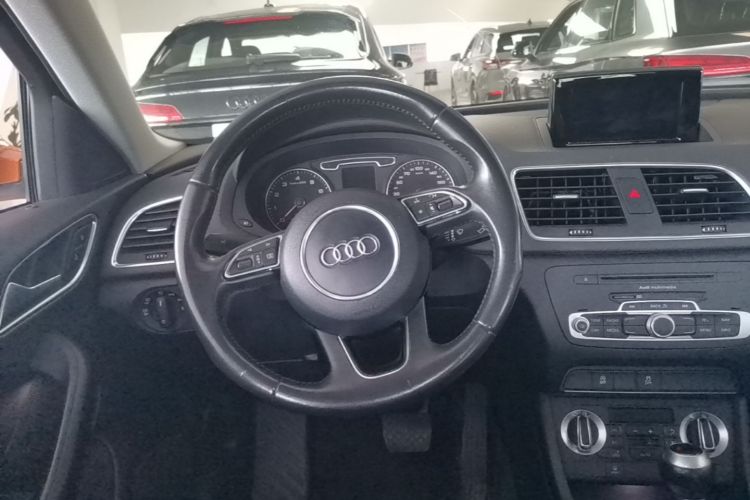 Audi Q3 2016 car image #12