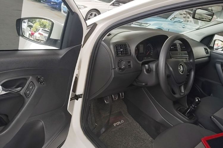 Volkswagen Polo 2016 car image #16