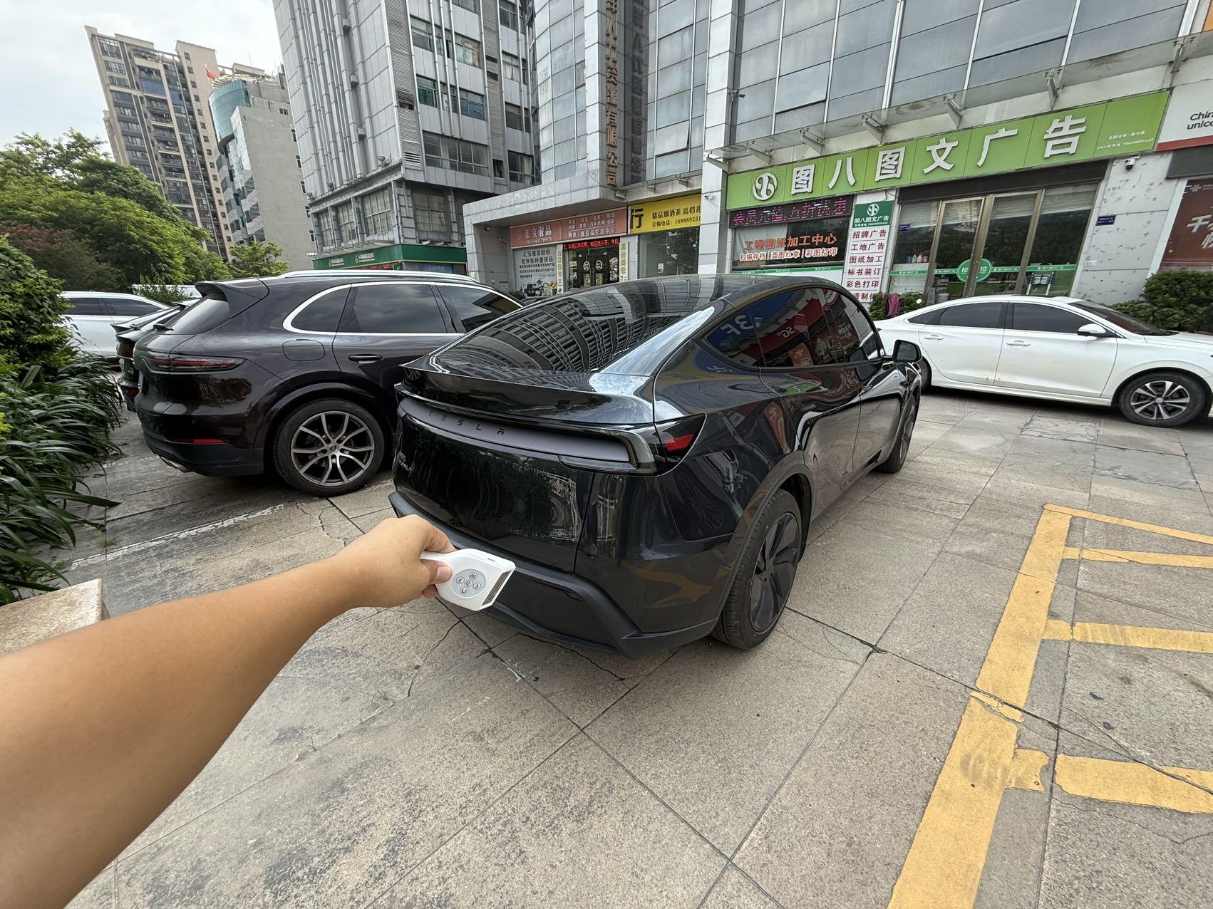 Tesla Model Y 2025 #8 Tesla Model Y 2025 car image #8