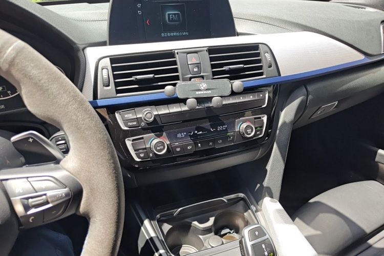 BMW 3 Series 2019 car image #17