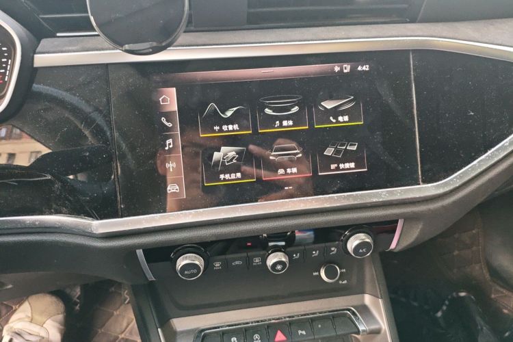 Audi Q3 2020 car image #13