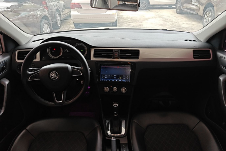 Skoda Rapid 2018 car image #10