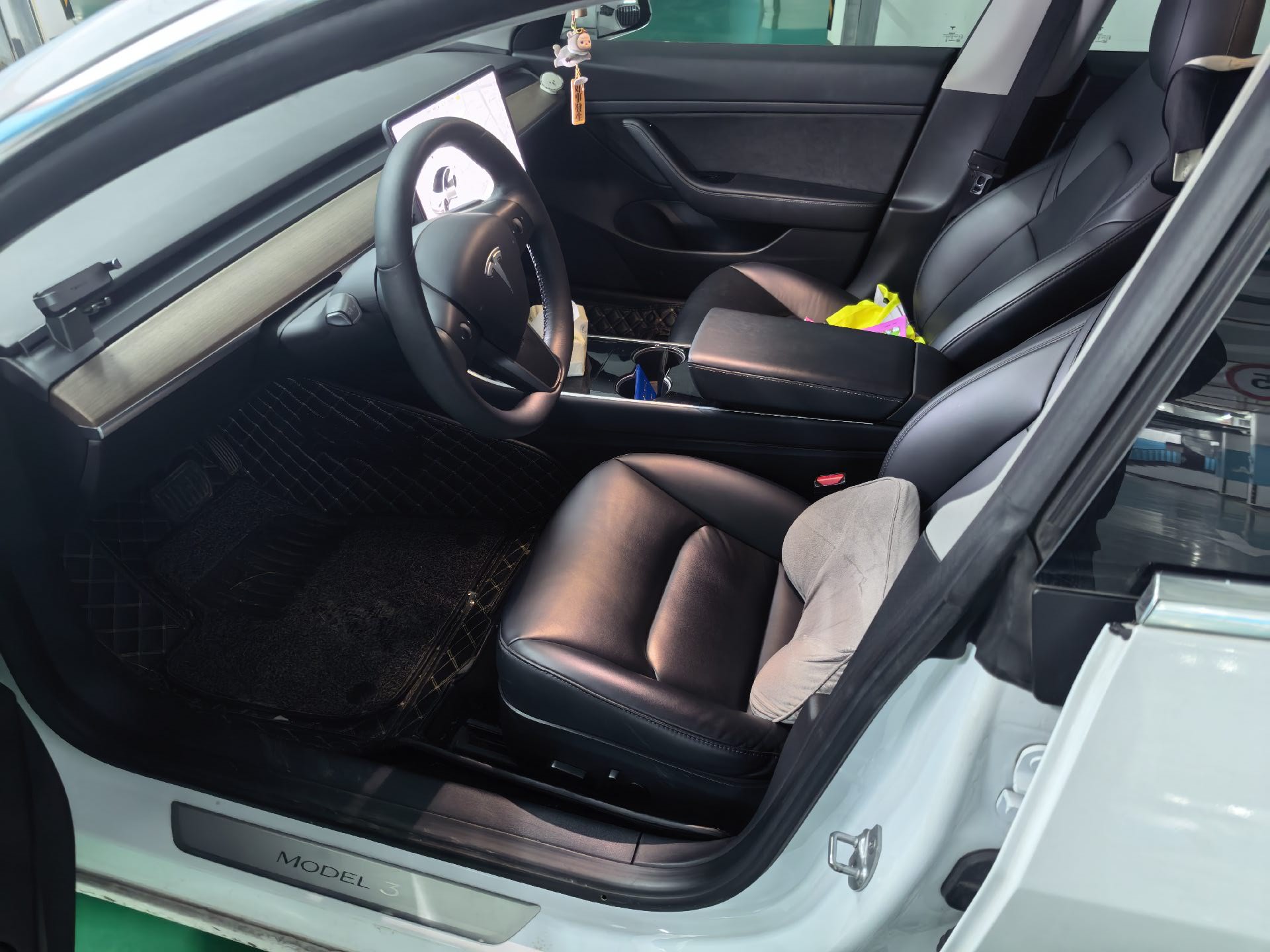 Tesla Model 3 2020 car image #2