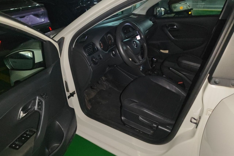 Volkswagen Polo 2016 car image #13