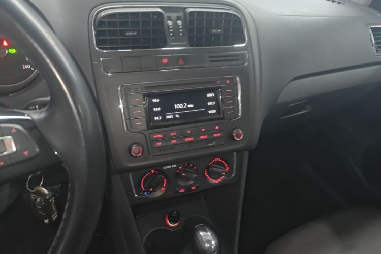 Volkswagen Polo 2017 car image #13