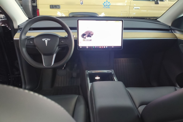 Tesla Model Y 2023 #10 Tesla Model Y 2023 car image #10