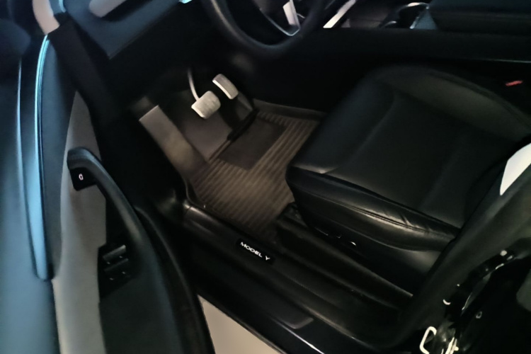 Tesla Model Y 2025 car image #16