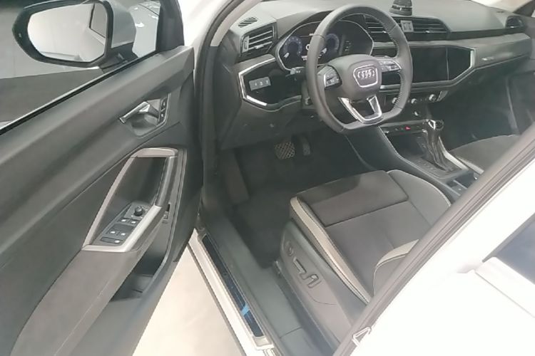 Audi Q3 2021 car image #16