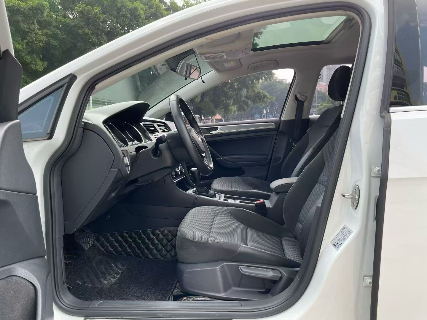 2019 car image #4