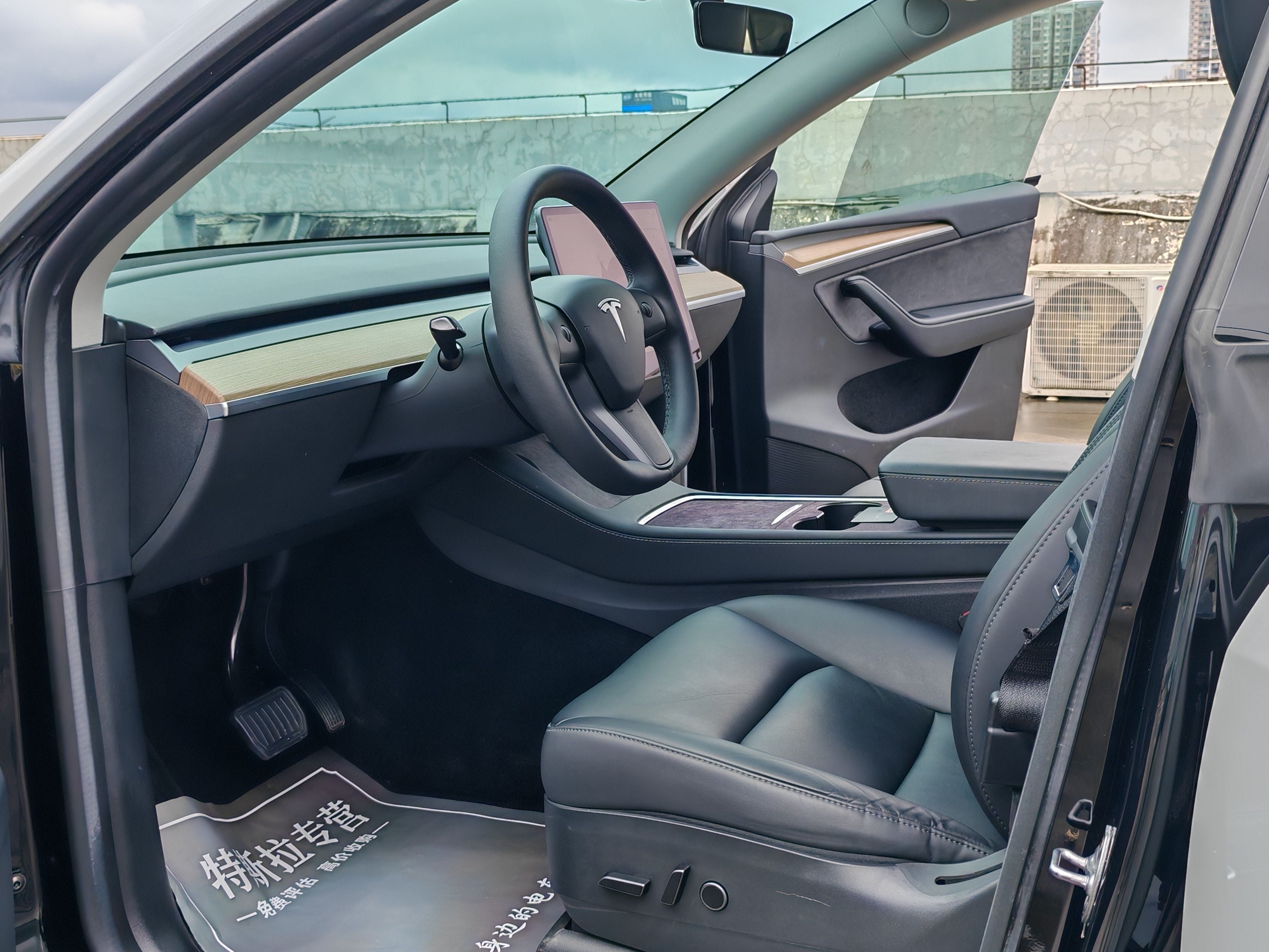 Tesla Model Y 2023 car image #7