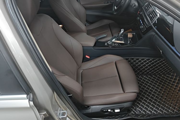 BMW 3 Series 2018 car image #24