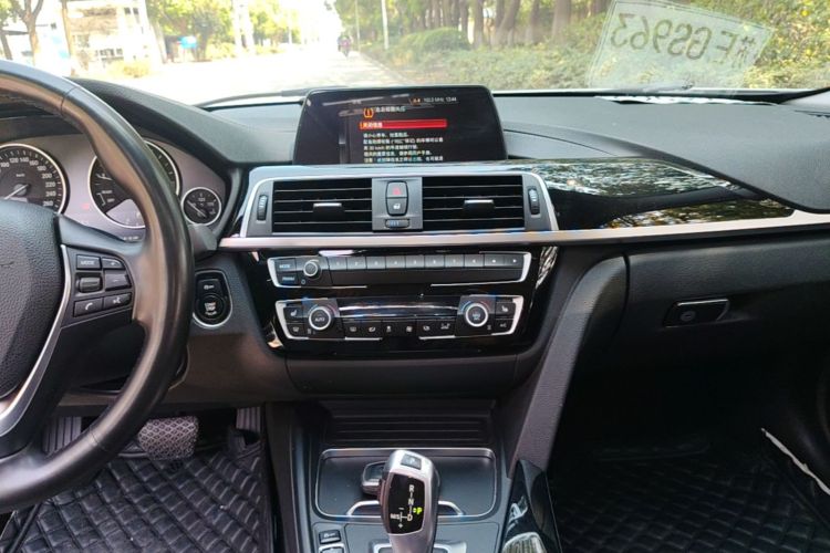 BMW 3 Series 2018 immagine di auto #13