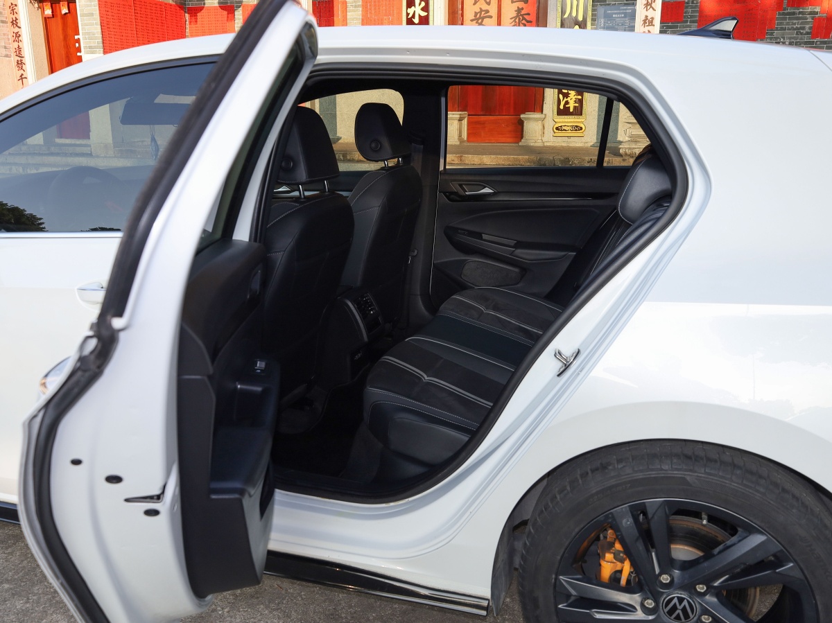 Volkswagen Golf 2023 car image #5