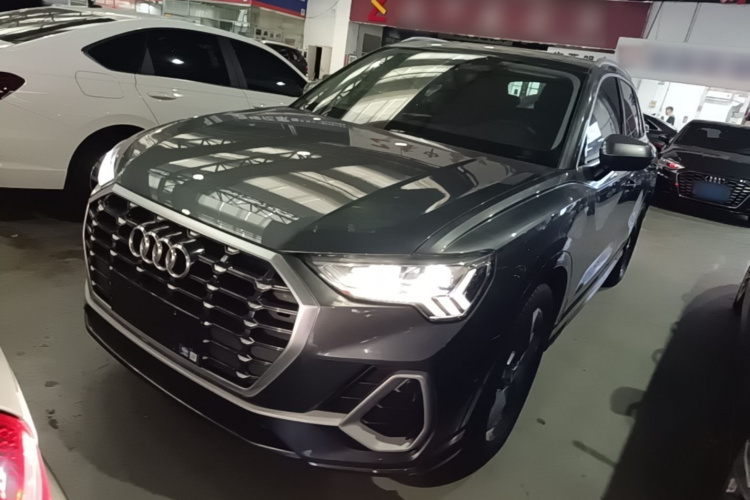 Audi Q3 2023 car image #2