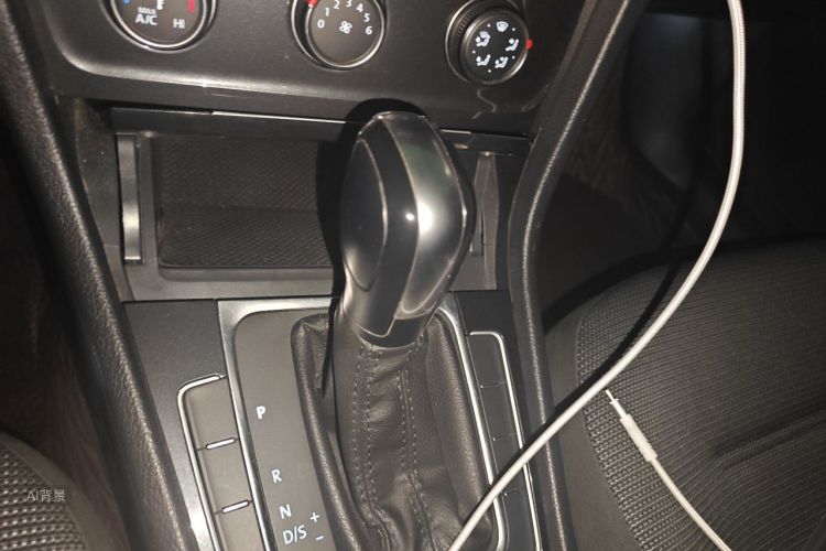 Volkswagen Golf 2019 car image #16
