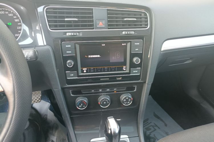 Volkswagen Golf 2018 car image #17