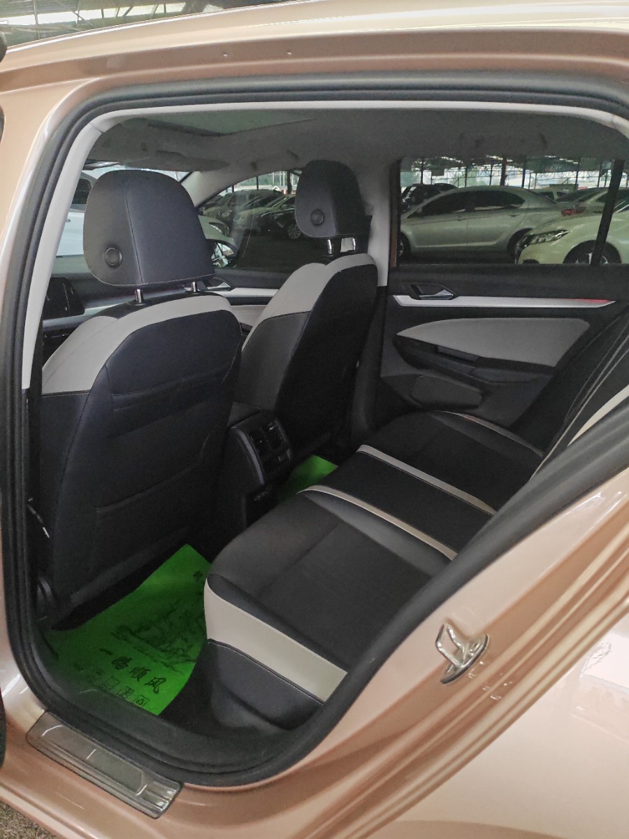 Volkswagen Golf 2021 car image #2