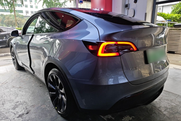 Tesla Model Y 2024 #5 Tesla Model Y 2024 car image #5