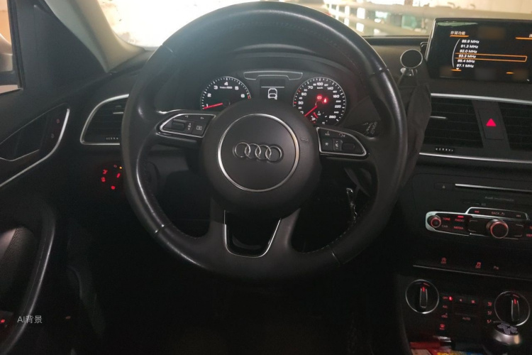 Audi Q3 2018 car image #12