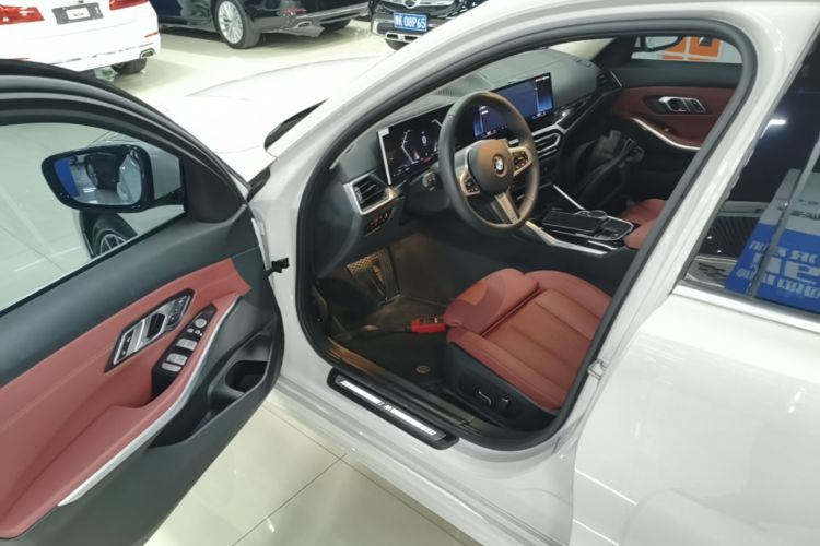 BMW 3 Series 2024 صورة سيارة #12